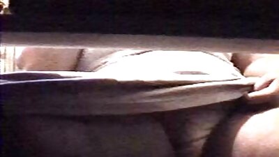 ಹೊಂಬಣ್ಣದ ತಾಯಿ ಹವ್ಯಾಸಿ ಬ್ಲೋಜಾಬ್ ಚಲನಚಿತ್ರವು ಪಾಲುದಾರರಿಗೆ ವಿಶ್ರಾಂತಿ ನೀಡುವ ಮೂಲಕ ಮೌಖಿಕ ಲೈಂಗಿಕತೆಯನ್ನು ನೀಡುತ್ತದೆ
